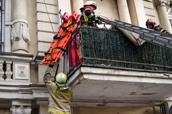 У центрі Одеси обвалився балкон із людьми: є постраждалі фото 4