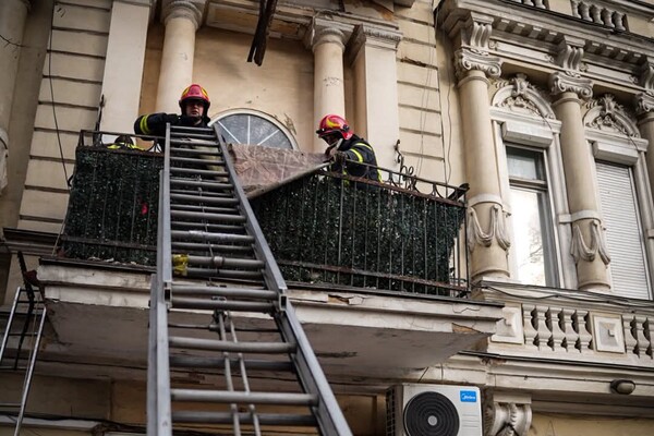 У центрі Одеси обвалився балкон із людьми: є постраждалі фото 5
