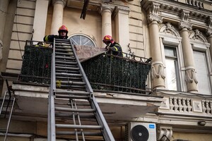 У центрі Одеси обвалився балкон із людьми: є постраждалі фото 5