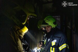 Пожар в многоэтажке в Одессе: огонь охватил одну из квартир фото