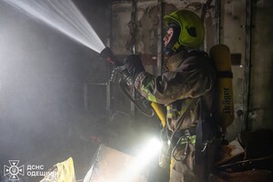 Пожар в многоэтажке в Одессе: огонь охватил одну из квартир фото 1