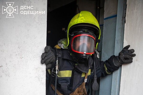 Пожар в многоэтажке в Одессе: огонь охватил одну из квартир фото 2