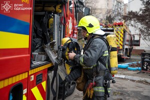 Пожар в многоэтажке в Одессе: огонь охватил одну из квартир фото 3