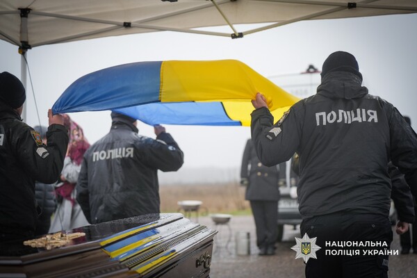 Загинув на сході України: в Одесі попрощалися з поліцейським Миколою Яковецьким фото 4