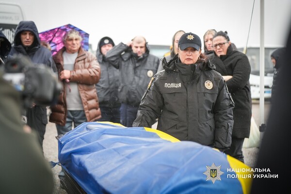 Загинув на сході України: в Одесі попрощалися з поліцейським Миколою Яковецьким фото 6