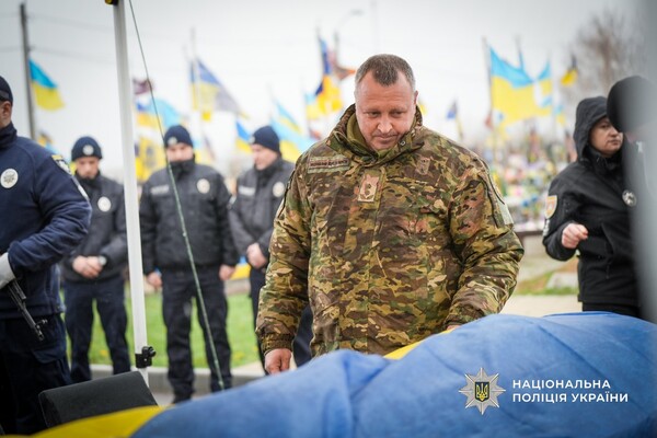 Загинув на сході України: в Одесі попрощалися з поліцейським Миколою Яковецьким фото 8