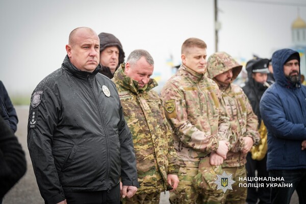 Загинув на сході України: в Одесі попрощалися з поліцейським Миколою Яковецьким фото 11