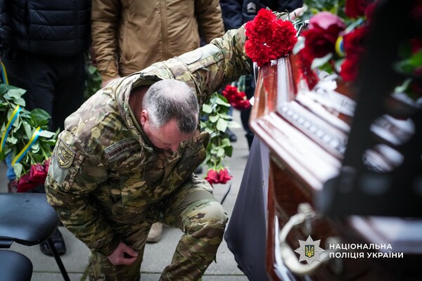 Загинув на сході України: в Одесі попрощалися з поліцейським Миколою Яковецьким фото 17