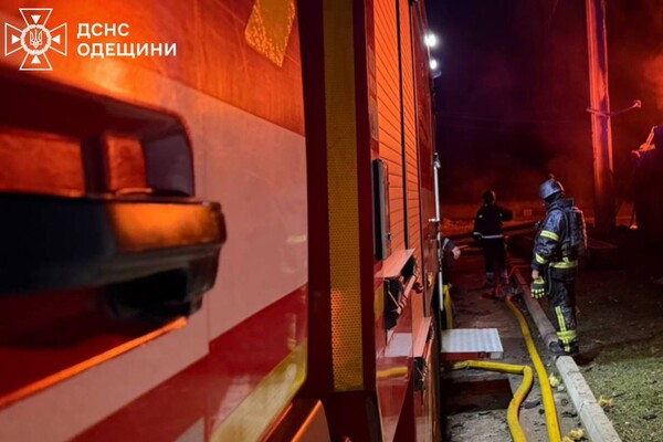 Пошкодження енергооб'єкта та приватних будинків: наслідки нічної атаки на Одещину (оновлено) фото 2