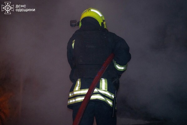 У квартирах заблокувало людей, є постраждалі: наслідки нічної атаки БпЛА на Одесу (оновлено) фото 1