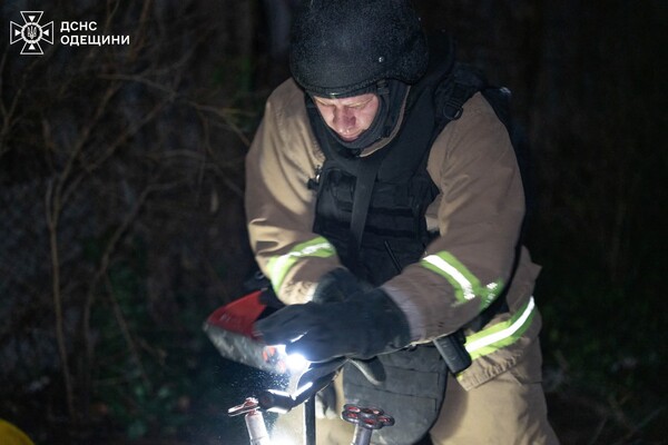 У квартирах заблокувало людей, є постраждалі: наслідки нічної атаки БпЛА на Одесу (оновлено) фото 5