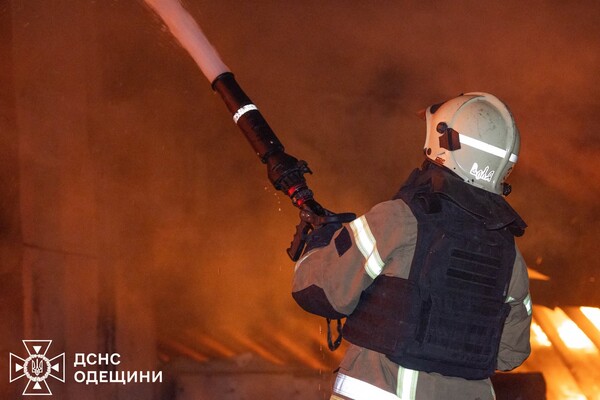 У квартирах заблокувало людей, є постраждалі: наслідки нічної атаки БпЛА на Одесу (оновлено) фото 7