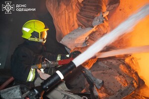 У квартирах заблокувало людей, є постраждалі: наслідки нічної атаки БпЛА на Одесу (оновлено) фото 9