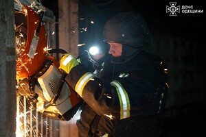 У квартирах заблокувало людей, є постраждалі: наслідки нічної атаки БпЛА на Одесу (оновлено) фото 11