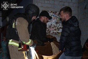 У квартирах заблокувало людей, є постраждалі: наслідки нічної атаки БпЛА на Одесу (оновлено) фото 14