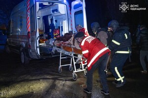 У квартирах заблокувало людей, є постраждалі: наслідки нічної атаки БпЛА на Одесу (оновлено) фото 18