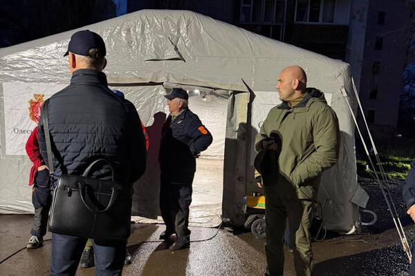 У квартирах заблокувало людей, є постраждалі: наслідки нічної атаки БпЛА на Одесу (оновлено) фото 19