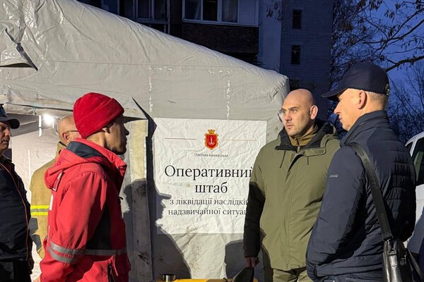 У квартирах заблокувало людей, є постраждалі: наслідки нічної атаки БпЛА на Одесу (оновлено) фото 21