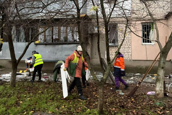 У квартирах заблокувало людей, є постраждалі: наслідки нічної атаки БпЛА на Одесу (оновлено) фото 24