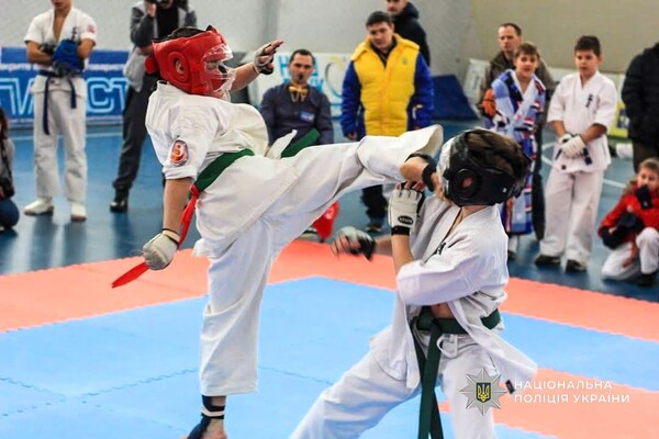 Патрулює вулиці та навчає дітей карате: поліцейський з Одещини став чемпіоном фестивалю бойових мистецтв фото 2