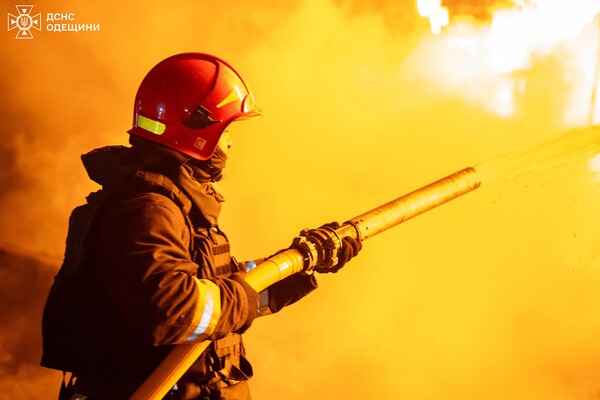 Ночной удар по Одессе: часть города без света, есть повреждение дома фото 7