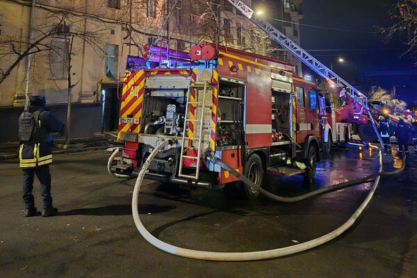 В Одессе БпЛА упал на дом: вспыхнул пожар (обновлено) фото 2