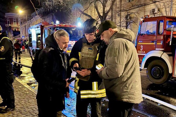 В Одессе БпЛА упал на дом: вспыхнул пожар (обновлено) фото 6