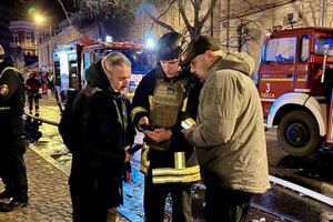 В Одессе БпЛА упал на дом: вспыхнул пожар (обновлено) фото 6