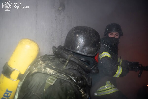 Пожежа в будинку та пошкодження ліцею: наслідки вечірнього обстрілу Одеси (оновлено) фото 2