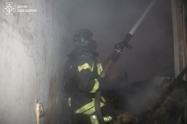 Пожежа в будинку та пошкодження ліцею: наслідки вечірнього обстрілу Одеси (оновлено) фото 4