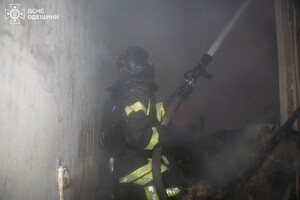 Пожар в доме и повреждение лицея: последствия вечернего обстрела Одессы (обновлено) фото 4