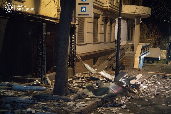 Пожежа в будинку та пошкодження ліцею: наслідки вечірнього обстрілу Одеси (оновлено) фото 13