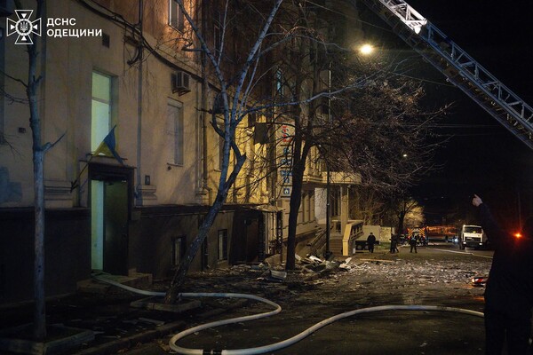 Пожежа в будинку та пошкодження ліцею: наслідки вечірнього обстрілу Одеси (оновлено) фото 14
