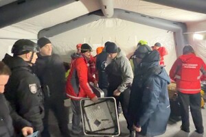 В Одессе БпЛА попали в многоэтажки: среди пострадавших дети, в том числе младенец фото