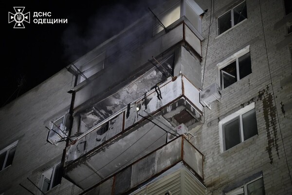В Одессе горели балкон и квартира: пострадал мужчина фото 3