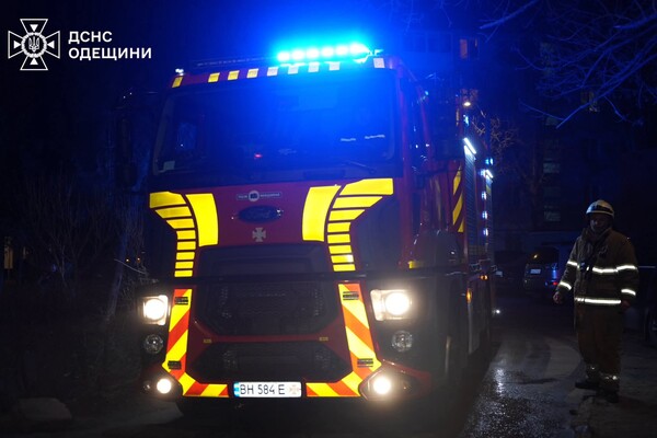 В Одессе горели балкон и квартира: пострадал мужчина фото 4