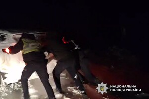 На Одещині водії потрапили у снігову пастку: на допомогу прийшли поліція та ДСНС фото