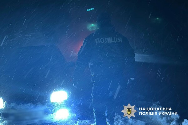 На Одещині водії потрапили у снігову пастку: на допомогу прийшли поліція та ДСНС фото 1