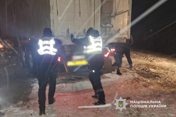 На Одещині водії потрапили у снігову пастку: на допомогу прийшли поліція та ДСНС фото 4