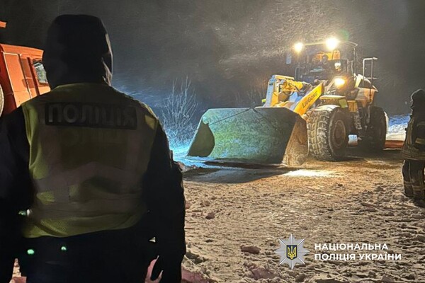 На Одещині водії потрапили у снігову пастку: на допомогу прийшли поліція та ДСНС фото 6