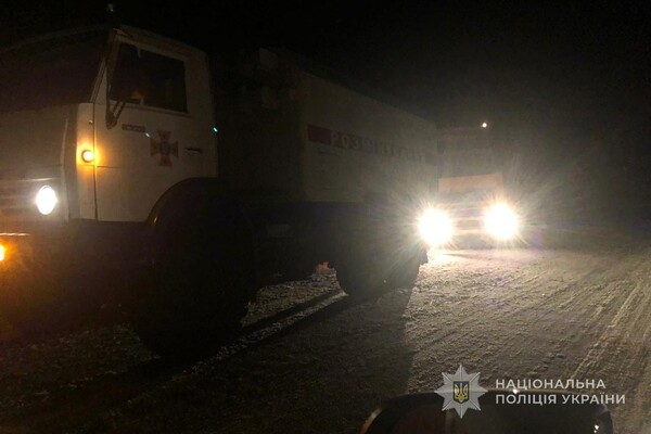 Не змогла подолати підйом: на Одещині фура застрягла в заметах фото