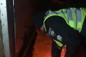 Не змогла подолати підйом: на Одещині фура застрягла в заметах фото 1