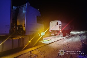 Не змогла подолати підйом: на Одещині фура застрягла в заметах фото 2