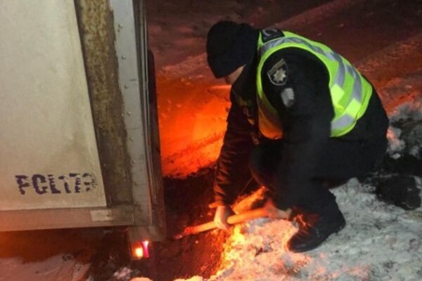 Не змогла подолати підйом: на Одещині фура застрягла в заметах фото 3