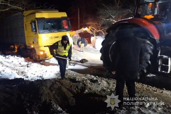 В Одесской области из-за непогоды застряла фура: на помощь пришли полицейские и фермеры фото