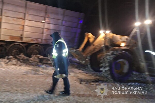 В Одесской области из-за непогоды застряла фура: на помощь пришли полицейские и фермеры фото 1