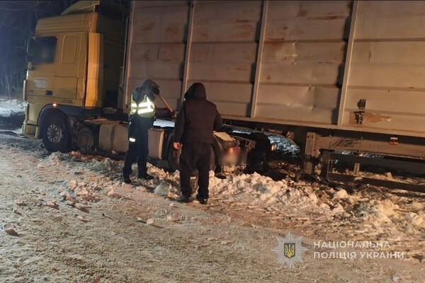 В Одесской области из-за непогоды застряла фура: на помощь пришли полицейские и фермеры фото 2