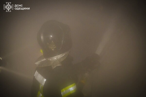 В центре Одессы горела квартира: пострадала женщина, среди спасенных ребенок фото 1