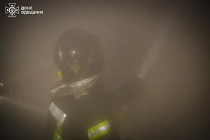 В центре Одессы горела квартира: пострадала женщина, среди спасенных ребенок фото 1