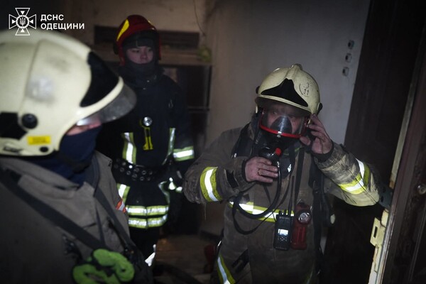 В центре Одессы горела квартира: пострадала женщина, среди спасенных ребенок фото 3